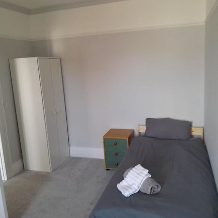 Conveniently Located, Newly Refurbished Flat Appartement Pembroke Dock Buitenkant foto