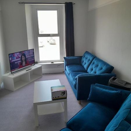 Conveniently Located, Newly Refurbished Flat Appartement Pembroke Dock Buitenkant foto