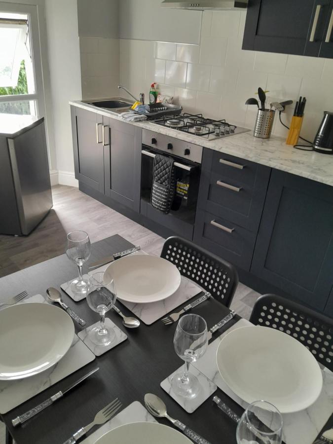 Conveniently Located, Newly Refurbished Flat Appartement Pembroke Dock Buitenkant foto