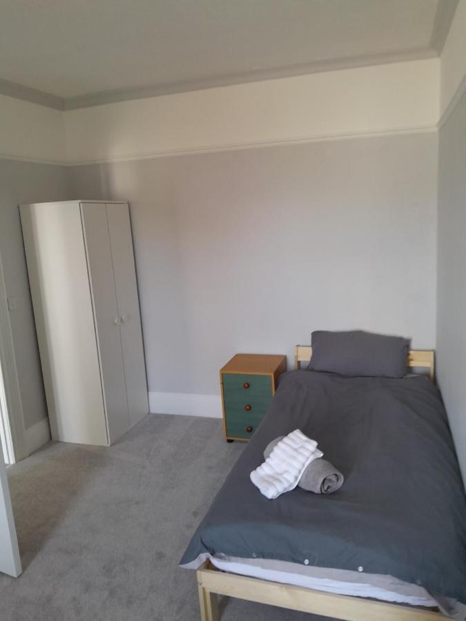 Conveniently Located, Newly Refurbished Flat Appartement Pembroke Dock Buitenkant foto