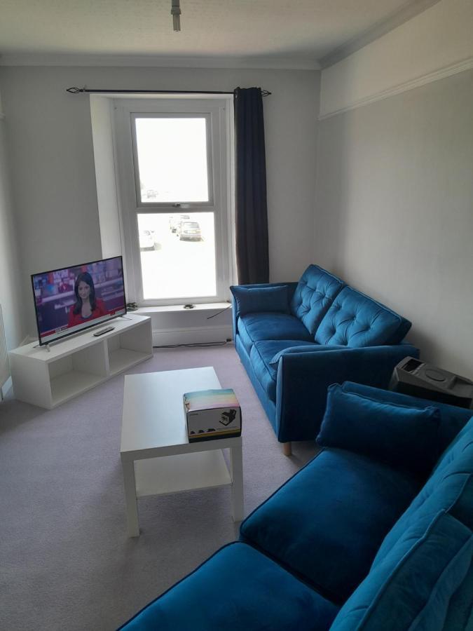 Conveniently Located, Newly Refurbished Flat Appartement Pembroke Dock Buitenkant foto