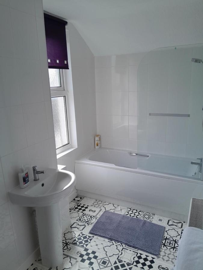 Conveniently Located, Newly Refurbished Flat Appartement Pembroke Dock Buitenkant foto